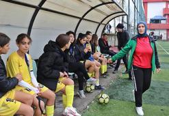 48 yaşında futbolcu, 54'te antrenör olan Azize, 55'inde de kadın takımının başına geçti; ilk maçta 9-0 galip