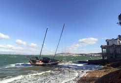 Ayvalık'ta fırtına; yelkenli tekne karaya oturdu