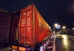 TIR yangınına müdahale eden itfaiye eri, basınç patlamasıyla yaralandı