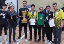 Görme engelli sporcular, uygun olmayan sahada hazırlandıkları turnuvada birinci oldu