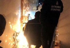 Avcılar'da boşaltılan binadaki dairesine hırsızın yerleştiğini öne süren ev sahibi kapıya duvar ördü