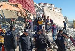 Yıkım sırasında ağır hasarlı bina, iş makinesinin üzerine devrildi; operatör enkaz altında