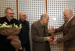 Haldun Taner Öykü Ödülü'nün kazananı Polat Özlüoğlu, ödülünü Doğan Hızlan'ın elinden aldı