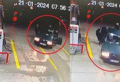 Çaldıkları otomobili, yakıtı bitince iterek götürdükleri akaryakıt istasyonunda yakalandılar