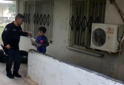 Küçük çocuk, yangın söndürme çalışması sırasında bidonla su taşıdı