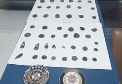 Bekçiler durdurdu, üzerinden 47 sikke ve obje çıktı