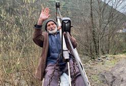 90 yaşında, 35 yıldır evine 75 metre yüksekten geçen ilkel teleferik ile ulaşıyor