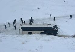 Cenazeden dönenleri taşıyan yolcu otobüsü devrildi: 14 yaralı