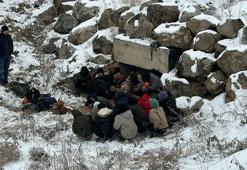 Kars'ta menfez içinde 24 düzensiz göçmen yakalandı