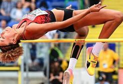 Milli Atlet Buse Savaşkan, 1.91 m atlayarak salon Türkiye rekorunu kırdı