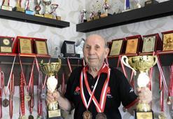 Şampiyon masa tenisçisi, 87 yaşında raket sallıyor