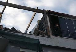 Teras katında tadilat yaparken, ahşap çatı üzerine devrildi