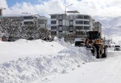 Bitlis merkezde kar kalınlığı 127 santim; 110 köy yolu kapalı