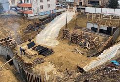 İnşaatta toprak kayması siteye zarar verdi, zemini direklerle sabitlendi