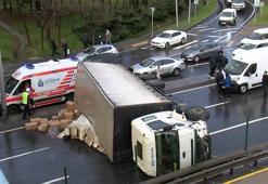 D-100 Karayolunda devrilen kamyon çekildi