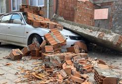 İnşaat halindeki dükkanın duvarı, park halindeki otomobilin üzerine devrildi