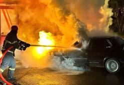 Alev alan otomobilde yanmaktan son anda kurtuldular