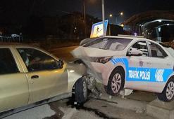 Kontrolden çıkan otomobil, yol kenarındaki maket polis aracına çarptı: 2 yaralı