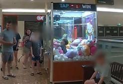 Avustralya polisi, oyuncak makinesinin içinde mahsur kalan çocuğu kurtardı