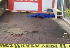 Oturduğu apartmanın önünde cesedi bulundu