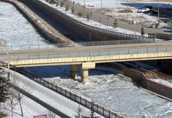 Çoruh Nehri buz tuttu; havaya atılan sıcak su kristalleşti