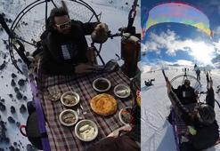 Paraşütçüler gökyüzünde kahvaltı yaptı