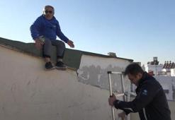 Anten düzeltmeye çıktığı çatıda mahsur kaldı