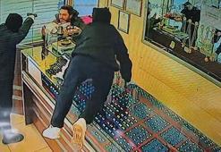 Sultangazi'de kuyumcuyu soymaya çalışan çifti esnaf engelledi
