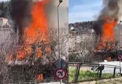 Eyüpsultan'da tek katlı ahşap bina alev alev yandı