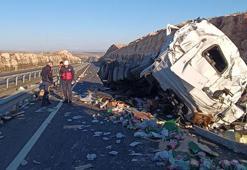 Hijyen malzemesi yüklü TIR devrildi, şoför yaralandı