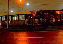 Zeytinburnu'nda iki tramvay çarpıştı: vatman ve 2 yolcu yaralandı