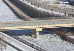 Türkiye'nin en hızlı akan nehri buz tuttu