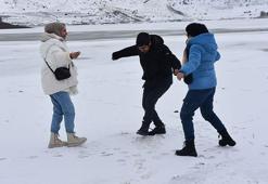 Eksi 12 dereceyi gören Sivas'ta, Yıldız Göleti buz tuttu