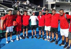 Teniste 2 gurur birden