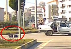 Otomobilin açılan kapısından yola düştü; o anlar kamerada