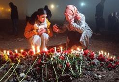 Diyarbakır’da depremde ölenler için Galeria Sitesi’nin enkazının kaldırıldığı alanda anma