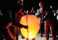 Depremin yıl dönümünde gökyüzüne dilek feneri bıraktılar