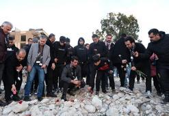 Volkan Demirel, Christian Atsu ve Taner Savut için karanfil bıraktı