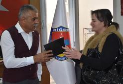 Taksisinde unutulan 1 milyon lira değerindeki ziynet eşyasını sahibine teslim etti