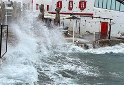 Bodrum'da kuvvetli fırtına; dalgaların boyu 3 metreyi aştı