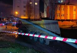 Bağcılar'da hafriyat kamyonu aydınlatma direğine çarptı