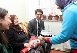 Kaymakam ve eşinden, 73 yaşındaki kadına sürpriz doğum günü