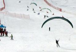 Ergan Dağı zirvesinde paraşütle kayak yaptılar