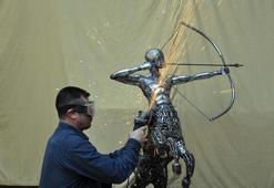 10 bin parça hurda ile yaptığı 'Sentor' adlı heykelinin gelirini depremzedelere bağışlayacak