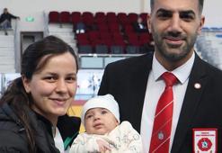 2 aylık Ali Çağan, antrenör anne ve hakem babasıyla judo şampiyonasında