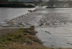 Çanakkale’de debisi yükselen Karamenderes Çayı taştı
