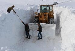Kar kalınlığının 6 metreye ulaştığı Karlıova'da, kapalı yerleşim yeri yolu kalmadı