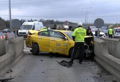 Kuzey Marmara Otoyolu'nda taksi gişelerdeki beton bariyere çarptı: 2 yaralı