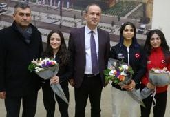 Avrupa şampiyonu halterciler Konya'da çiçeklerle karşılandı