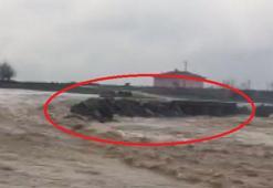 Diyarbakır’da dere taştı; ev ve ahırları su bastı